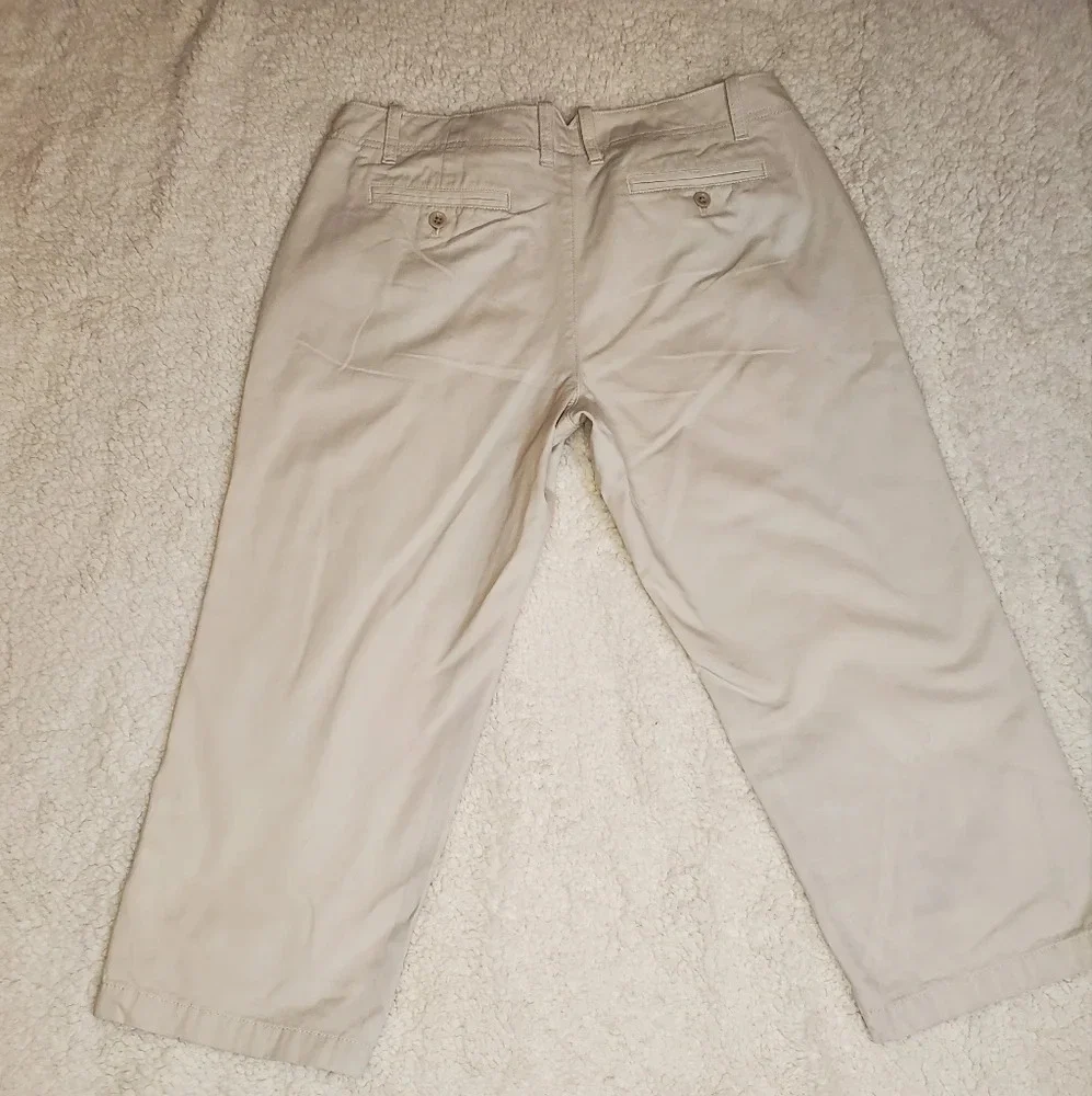 85. EUC ~ Eddie Bauer ~ Legend Wash ~ Flat Front w/pockets ~ Cream Capris ~ 10